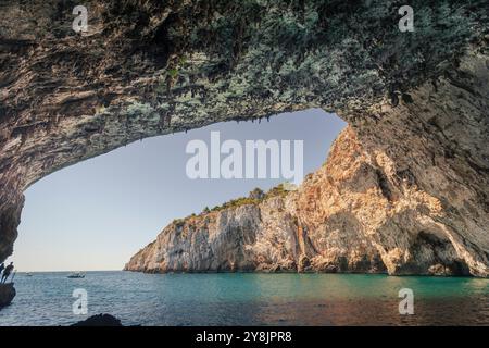 Die Zinzulusa-Höhle zwischen den Dörfern Castro und Santa Cesarea im Süden von Salento in Apulien, Italien. Stockfoto