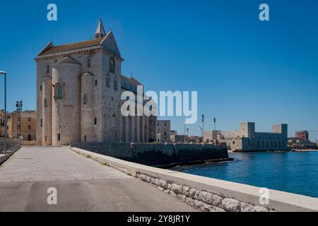 Trani, die Kathedrale Santa Maria vergine Assunta, auf dem Meer. Stockfoto