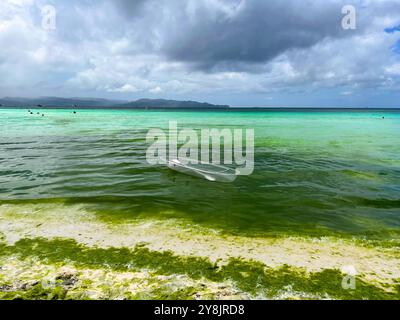 Ein durchsichtiges Boot im Wasser in der Nähe des Ufers auf den Philippinen. Hochwertige Fotos Stockfoto