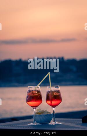 Spritz, Aperitif, Strand, Sonnenuntergang. Was sonst noch? Stockfoto