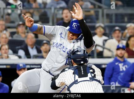 Bronx, Usa. Oktober 2024. New York Yankees Austin Wells holt Kansas City Royals Salvador Perez im zweiten Inning im Spiel eins im Yankee Stadium am Samstag, 5. Oktober 2024 in New York City ein. Foto: John Angelillo/UPI Credit: UPI/Alamy Live News Stockfoto