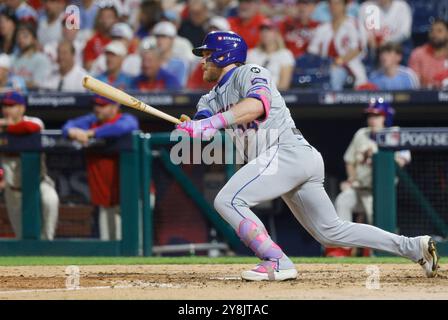 Philadelphia, Usa. Oktober 2024. New York Mets Harrison Bader trifft eine Single im neunten Inning gegen die Philadelphia Phillies in Spiel eins der MLB NLDS im Citizens Bank Park in Philadelphia, Pennsylvania am Samstag, den 5. Oktober 2024. Foto: Laurence Kesterson/UPI Credit: UPI/Alamy Live News Stockfoto