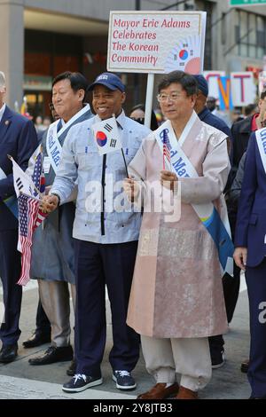 New York, NY - 5. Oktober 2024: Der Bürgermeister von New York, Eric Adams, marschiert mit Tausenden von koreanischen Einwanderern bei der Republik Korea Parade auf der 6th Avenue. Adams nahm an der lebhaften Feier Teil, um die Beiträge der koreanischen amerikanischen Gemeinschaft zu ehren und die kulturelle Einheit im Herzen von Manhattan zu fördern. Die Parade zeigte das reiche Erbe und die Vielfalt der koreanischen Amerikaner und förderte gleichzeitig die Beziehungen zwischen New York City und der koreanischen Gemeinde. (Foto: Luiz Rampelotto/EuropaNewswire) Stockfoto