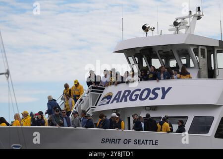 Seattle, Usa. Oktober 2024. Die Fans der Michigan Wolverines segeln am 5. Oktober 2024 vor einem College-Football-Spiel gegen die Washington Huskies im Husky Stadium in Seattle, Washington. (Foto Nate Koppelman/SIPA USA) Credit: SIPA USA/Alamy Live News Stockfoto