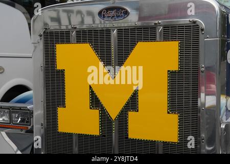 Seattle, Usa. Oktober 2024. Der Michigan Wolverines Equipment Truck parkte vor dem Husky Stadium vor einem College-Football-Spiel gegen die Washington Huskies am 5. Oktober 2024 in Seattle, Washington. (Foto Nate Koppelman/SIPA USA) Credit: SIPA USA/Alamy Live News Stockfoto