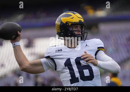 Seattle, Usa. Oktober 2024. Der Michigan Wolverines Quarterback Davis Warren (16) wärmt sich vor einem College-Football-Spiel gegen die Washington Huskies am 5. Oktober 2024 im Husky Stadium in Seattle auf. (Foto Nate Koppelman/SIPA USA) Credit: SIPA USA/Alamy Live News Stockfoto