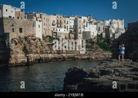 Das wunderschöne Polignano a Mare, mitten in der Region Apulien, mit seinen Klippen und klaren Wasserbuchten. Stockfoto
