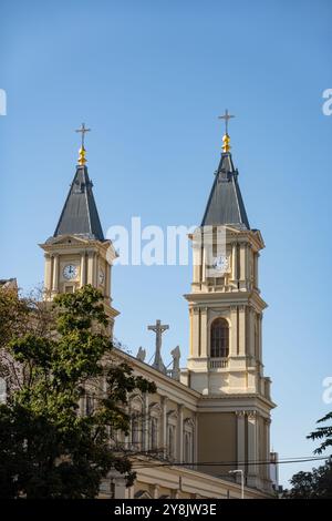 Zwei Uhrentürme der Kathedrale Katedrala Bozskeho Spasitele in Ostrava, Tschechische Republik Stockfoto