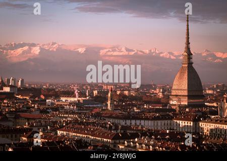 Blick auf Turin in der Abenddämmerung vom monte dei Cappuccini mit dem berühmten Mole Antonelliana. Stockfoto