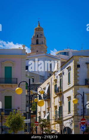 Vieste in Apulien, der lange Strand und der Monolith Pizzomunno. Stockfoto