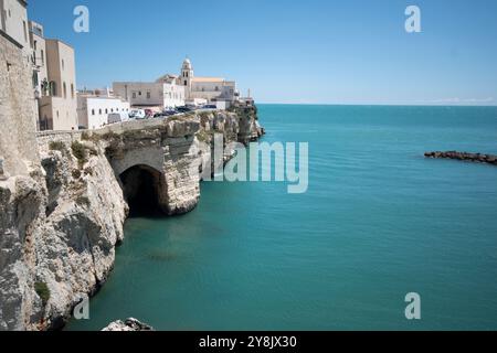 Vieste in Apulien, der lange Strand und der Monolith Pizzomunno. Stockfoto