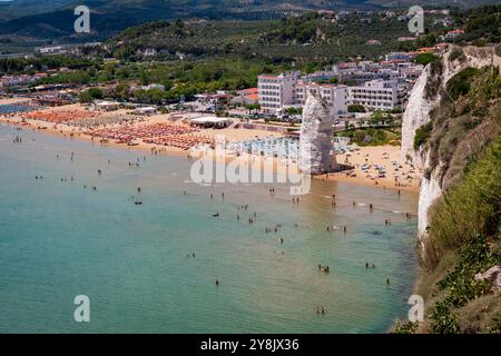 Vieste in Apulien, der lange Strand und der Monolith Pizzomunno. Stockfoto