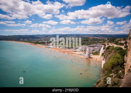 Vieste in Apulien, der lange Strand und der Monolith Pizzomunno. Stockfoto