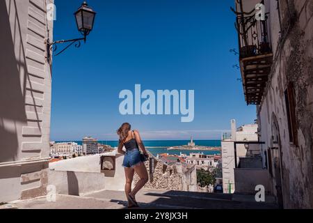 Vieste in Apulien, der lange Strand und der Monolith Pizzomunno. Stockfoto