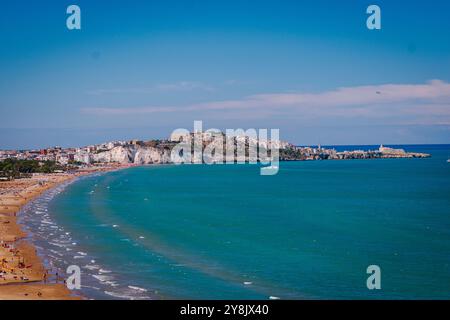 Vieste in Apulien, der lange Strand und der Monolith Pizzomunno. Stockfoto