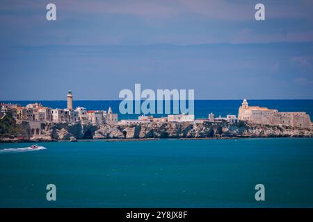 Vieste in Apulien, der lange Strand und der Monolith Pizzomunno. Stockfoto