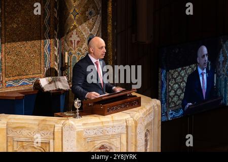 New York, Usa. Oktober 2024. Jonathan Greenblatt, CEO und Nationaldirektor der ADL (Anti-Diffamation League), spricht während der interreligiösen Shabbat-Gottesdienste im Tempel Emanu-El zum Gedenken an den 7. Oktober. (Foto: Lev Radin/Pacific Press) Credit: Pacific Press Media Production Corp./Alamy Live News Stockfoto