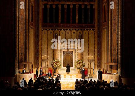 New York, Usa. Oktober 2024. Kardinal Timothy Dolan, Pastor Jared R. Stahler, ADL (Anti-Diffamation League) CEO und Nationaldirektor Jonathan Greenblatt nehmen an einem interreligiösen Shabbat-Gottesdienst im Tempel Emanu-El Teil, der an den 7. Oktober erinnert. (Foto: Lev Radin/Pacific Press) Credit: Pacific Press Media Production Corp./Alamy Live News Stockfoto