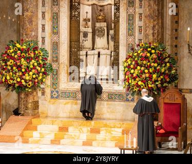 New York, Usa. Oktober 2024. Kardinal Timothy Dolan und Rabbiner Amy ehrlich beten vor der eröffneten Aron kodesh, der heiligen Arche, in der während besonderer interreligiöser Shabbat-Gottesdienste im Tempel Emanu-El zum Gedenken an den 7. Oktober des Terroranschlags gegen Israel Schriftrollen der Thora aufbewahrt werden. (Foto: Lev Radin/Pacific Press) Credit: Pacific Press Media Production Corp./Alamy Live News Stockfoto