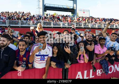 Toronto, Kanada. Oktober 2024. Fans sehen Lionel Messi #10 von Inter Miami CF während der zweiten Hälfte eines MLS-Fußballspiels in Toronto am Samstag, den 5. Oktober 2024. (Foto: Michael Chisholm/SIPA USA) Credit: SIPA USA/Alamy Live News Stockfoto