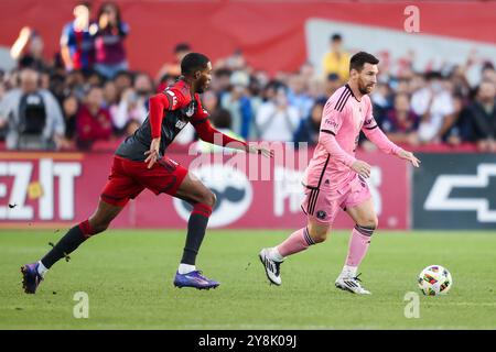 Toronto, Kanada. Oktober 2024. Lionel Messi #10 von Inter Miami CF dribbelt den Ball gegen Tyrese Spicer #16 von Toronto FC während der zweiten Hälfte eines MLS-Fußballspiels in Toronto am Samstag, den 5. Oktober 2024. (Foto: Michael Chisholm/SIPA USA) Credit: SIPA USA/Alamy Live News Stockfoto