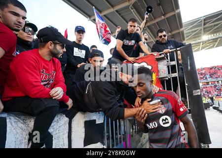 Toronto, Kanada. Oktober 2024. Richie Laryea #22 von Toronto FC plaudert mit seinen Fans nach dem MLS-Fußballspiel gegen Inter Miami CF am Samstag, den 5. Oktober 2024 in Toronto. (Foto: Michael Chisholm/SIPA USA) Credit: SIPA USA/Alamy Live News Stockfoto