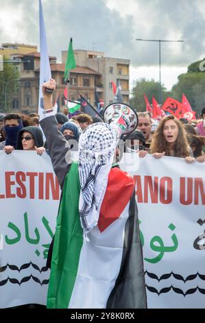 Rom, Italien. Oktober 2024. Ein Demonstrant mit palästinensischer Flagge auf seinen Schultern spricht während der propalästinensischen Demonstration zwei Tage vor dem Jahrestag des 7. Oktober in Rom zu demonstranten, die bereit sind, den marsch zu ergreifen. Tausende von Menschen aus Rom und verschiedenen Teilen Italiens nahmen zwei Tage vor dem Jahrestag des 7. Oktober an der propalästinensischen Demonstration Teil, obwohl das Polizeipräsidium von Rom Demonstrationen verboten hatte. Quelle: ZUMA Press, Inc./Alamy Live News Stockfoto