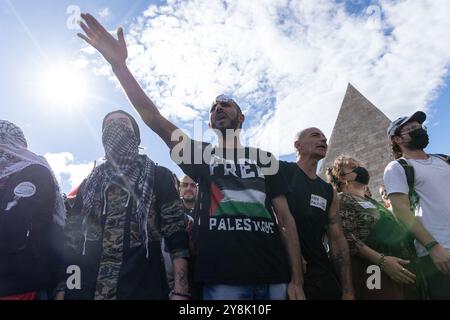 Rom, Italien. Oktober 2024. Demonstration am Piazzale Ostiense in Rom zur Unterstützung des palästinensischen Volkes am Jahrestag des Hamas-Angriffs vom 7. Oktober 2023 (Foto: Matteo Nardone/Pacific Press) Credit: Pacific Press Media Production Corp./Alamy Live News Stockfoto