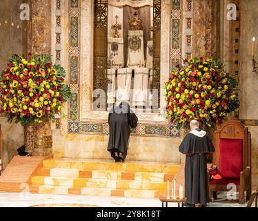 New York, New York, USA. Oktober 2024. Kardinal Timothy Dolan und Rabbiner Amy ehrlich beten vor der eröffneten Aron kodesh, der heiligen Arche, in der während besonderer interreligiöser Shabbat-Gottesdienste im Tempel Emanu-El zum Gedenken an den 7. Oktober des Terroranschlags gegen Israel Schriftrollen der Thora aufbewahrt werden. (Kreditbild: © Lev Radin/Pacific Press via ZUMA Press Wire) NUR REDAKTIONELLE VERWENDUNG! Nicht für kommerzielle ZWECKE! Quelle: ZUMA Press, Inc./Alamy Live News Stockfoto