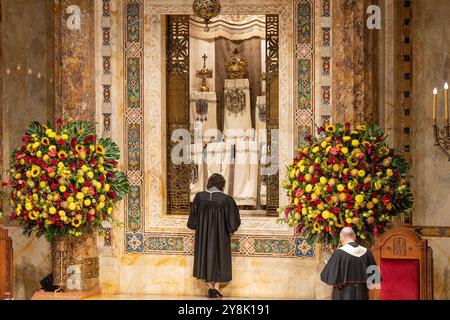 New York, New York, USA. Oktober 2024. Kardinal Timothy Dolan und Rabbiner Amy ehrlich beten vor der eröffneten Aron kodesh, der heiligen Arche, in der während besonderer interreligiöser Shabbat-Gottesdienste im Tempel Emanu-El zum Gedenken an den 7. Oktober des Terroranschlags gegen Israel Schriftrollen der Thora aufbewahrt werden. (Kreditbild: © Lev Radin/Pacific Press via ZUMA Press Wire) NUR REDAKTIONELLE VERWENDUNG! Nicht für kommerzielle ZWECKE! Quelle: ZUMA Press, Inc./Alamy Live News Stockfoto