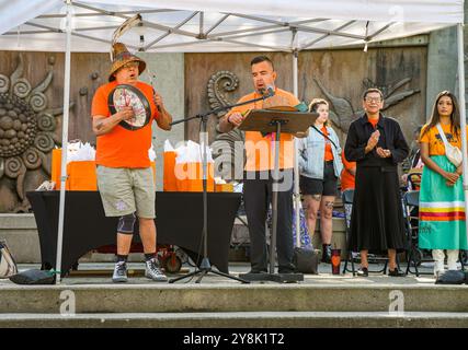 Chief Harley Chappell von der Semiahmoo First Nation (rechts) singt ein Lied mit einem Freund während eines National Day of Truth and Reconcilation Events Stockfoto