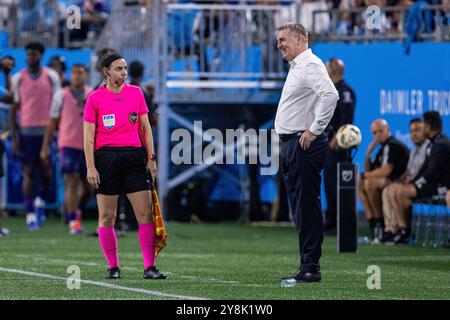 Charlotte, NC, USA. Oktober 2024. Charlotte FC Trainer in der ersten Halbzeit gegen den CF Montreal im Major League Soccer Match im Bank of America Stadium in Charlotte, NC. (Scott Kinser/CSM). Quelle: csm/Alamy Live News Stockfoto