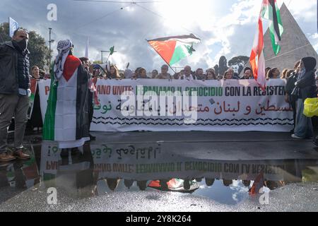 Rom, Italien. Oktober 2024. Demonstration am Piazzale Ostiense in Rom zur Unterstützung des palästinensischen Volkes am Jahrestag des Hamas-Angriffs vom 7. Oktober 2023 (Foto: © Matteo Nardone/Pacific Press via ZUMA Press Wire) NUR REDAKTIONELLE VERWENDUNG! Nicht für kommerzielle ZWECKE! Stockfoto