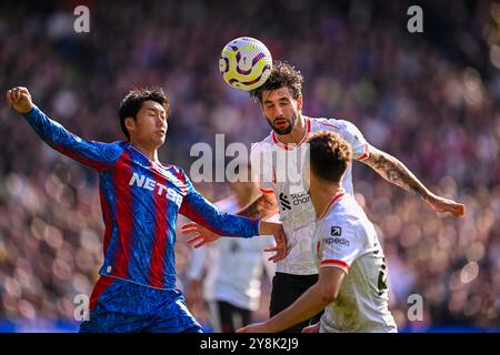 (241006) -- LONDON, 6. Oktober 2024 (Xinhua) -- Liverpool Dominik Szoboszlai (TOP R) gewinnt einen Titelgewinn von Crystal Palace's Daichi Kamada während des englischen Premier League-Spiels zwischen Liverpool und Crystal Palace in London, Großbritannien, am 5. Oktober 2024. (XINHUA) NUR FÜR REDAKTIONELLE ZWECKE. NICHT ZUM VERKAUF FÜR MARKETING- ODER WERBEKAMPAGNEN. KEINE VERWENDUNG MIT NICHT AUTORISIERTEN AUDIO-, VIDEO-, DATEN-, REGALLISTEN, CLUB-/LEAGUE-LOGOS ODER LIVE-DIENSTEN. ONLINE-IN-MATCH-NUTZUNG AUF 45 BILDER BESCHRÄNKT, KEINE VIDETEMULATION. KEINE VERWENDUNG BEI WETTEN, SPIELEN ODER PUBLIKATIONEN FÜR EINZELNE CLUBS/LIGA/SPIELER. Stockfoto