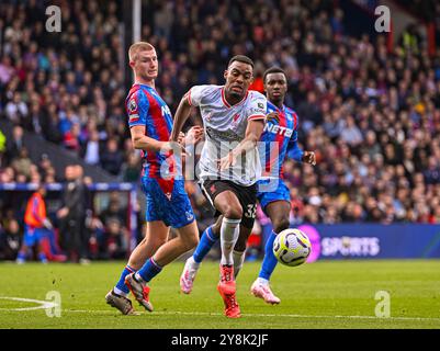 (241006) -- LONDON, 6. Oktober 2024 (Xinhua) -- Ryan Gravenberch (C) von Liverpool streitet um den Ball während des englischen Premier League-Spiels zwischen Liverpool und Crystal Palace am 5. Oktober 2024. (XINHUA) NUR FÜR REDAKTIONELLE ZWECKE. NICHT ZUM VERKAUF FÜR MARKETING- ODER WERBEKAMPAGNEN. KEINE VERWENDUNG MIT NICHT AUTORISIERTEN AUDIO-, VIDEO-, DATEN-, REGALLISTEN, CLUB-/LEAGUE-LOGOS ODER LIVE-DIENSTEN. ONLINE-IN-MATCH-NUTZUNG AUF 45 BILDER BESCHRÄNKT, KEINE VIDETEMULATION. KEINE VERWENDUNG BEI WETTEN, SPIELEN ODER PUBLIKATIONEN FÜR EINZELNE CLUBS/LIGA/SPIELER. Stockfoto