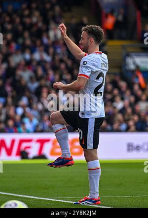 (241006) -- LONDON, 6. Oktober 2024 (Xinhua) -- Liverpooler Diogo Jota feiert, nachdem er am 5. Oktober 2024 während des englischen Premier League-Spiels zwischen Liverpool und Crystal Palace in London, Großbritannien, einen Treffer erzielte. (XINHUA) NUR FÜR REDAKTIONELLE ZWECKE. NICHT ZUM VERKAUF FÜR MARKETING- ODER WERBEKAMPAGNEN. KEINE VERWENDUNG MIT NICHT AUTORISIERTEN AUDIO-, VIDEO-, DATEN-, REGALLISTEN, CLUB-/LEAGUE-LOGOS ODER LIVE-DIENSTEN. ONLINE-IN-MATCH-NUTZUNG AUF 45 BILDER BESCHRÄNKT, KEINE VIDETEMULATION. KEINE VERWENDUNG BEI WETTEN, SPIELEN ODER PUBLIKATIONEN FÜR EINZELNE CLUBS/LIGA/SPIELER. Stockfoto