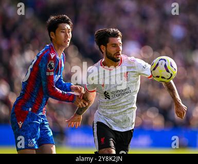 (241006) -- LONDON, 6. Oktober 2024 (Xinhua) -- Dominik Szoboszlai (R) von Liverpool wird vom Kristallpalast Kamada Daichi während des englischen Premier League-Spiels zwischen Liverpool und Crystal Palace am 5. Oktober 2024 herausgefordert. (XINHUA) NUR FÜR REDAKTIONELLE ZWECKE. NICHT ZUM VERKAUF FÜR MARKETING- ODER WERBEKAMPAGNEN. KEINE VERWENDUNG MIT NICHT AUTORISIERTEN AUDIO-, VIDEO-, DATEN-, REGALLISTEN, CLUB-/LEAGUE-LOGOS ODER LIVE-DIENSTEN. ONLINE-IN-MATCH-NUTZUNG AUF 45 BILDER BESCHRÄNKT, KEINE VIDETEMULATION. KEINE VERWENDUNG BEI WETTEN, SPIELEN ODER PUBLIKATIONEN FÜR EINZELNE CLUBS/LIGA/SPIELER. Stockfoto