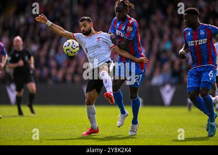 (241006) -- LONDON, 6. Oktober 2024 (Xinhua) -- Liverpool Mohamed Salah (L) wird von Crystal Palace's Trevoh Chalobah während des englischen Premier League-Spiels zwischen Liverpool und Crystal Palace am 5. Oktober 2024 herausgefordert. (XINHUA) NUR FÜR REDAKTIONELLE ZWECKE. NICHT ZUM VERKAUF FÜR MARKETING- ODER WERBEKAMPAGNEN. KEINE VERWENDUNG MIT NICHT AUTORISIERTEN AUDIO-, VIDEO-, DATEN-, REGALLISTEN, CLUB-/LEAGUE-LOGOS ODER LIVE-DIENSTEN. ONLINE-IN-MATCH-NUTZUNG AUF 45 BILDER BESCHRÄNKT, KEINE VIDETEMULATION. KEINE VERWENDUNG BEI WETTEN, SPIELEN ODER PUBLIKATIONEN FÜR EINZELNE CLUBS/LIGA/SPIELER. Stockfoto