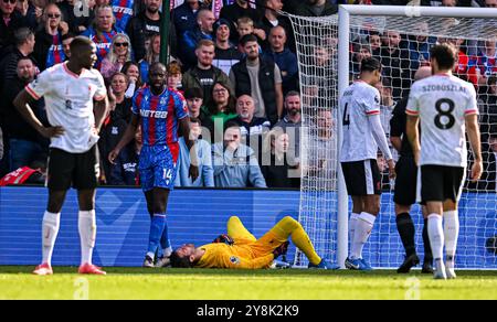 (241006) -- LONDON, 6. Oktober 2024 (Xinhua) -- Liverpooler Torhüter Alisson Becker (C) erlitt eine Verletzung während des englischen Premier League-Spiels zwischen Liverpool und Crystal Palace in London, Großbritannien, am 5. Oktober 2024. (XINHUA) NUR FÜR REDAKTIONELLE ZWECKE. NICHT ZUM VERKAUF FÜR MARKETING- ODER WERBEKAMPAGNEN. KEINE VERWENDUNG MIT NICHT AUTORISIERTEN AUDIO-, VIDEO-, DATEN-, REGALLISTEN, CLUB-/LEAGUE-LOGOS ODER LIVE-DIENSTEN. ONLINE-IN-MATCH-NUTZUNG AUF 45 BILDER BESCHRÄNKT, KEINE VIDETEMULATION. KEINE VERWENDUNG BEI WETTEN, SPIELEN ODER PUBLIKATIONEN FÜR EINZELNE CLUBS/LIGA/SPIELER. Stockfoto