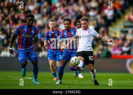 (241006) -- LONDON, 6. Oktober 2024 (Xinhua) -- Liverpool Alexis Mac Allister (1. R) streitet um den Ball während des englischen Premier League-Spiels zwischen Liverpool und Crystal Palace am 5. Oktober 2024. (XINHUA) NUR FÜR REDAKTIONELLE ZWECKE. NICHT ZUM VERKAUF FÜR MARKETING- ODER WERBEKAMPAGNEN. KEINE VERWENDUNG MIT NICHT AUTORISIERTEN AUDIO-, VIDEO-, DATEN-, REGALLISTEN, CLUB-/LEAGUE-LOGOS ODER LIVE-DIENSTEN. ONLINE-IN-MATCH-NUTZUNG AUF 45 BILDER BESCHRÄNKT, KEINE VIDETEMULATION. KEINE VERWENDUNG BEI WETTEN, SPIELEN ODER PUBLIKATIONEN FÜR EINZELNE CLUBS/LIGA/SPIELER. Stockfoto