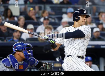 Bronx, Usa. Oktober 2024. New York Yankees Austin Wells trifft eine RBI Single im 6. Inning gegen Kansas City Royals in Spiel eins der ALDS im Yankee Stadium am Samstag, 5. Oktober 2024 in New York City. Foto: John Angelillo/UPI Credit: UPI/Alamy Live News Stockfoto