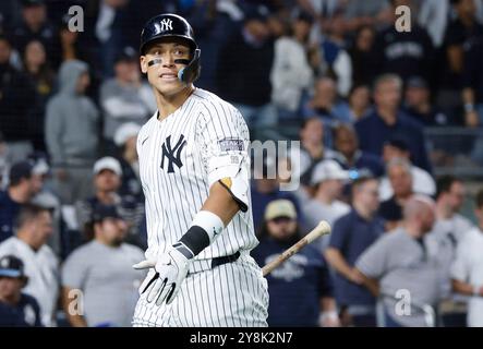 Bronx, Usa. Oktober 2024. New York Yankees Aaron Judge schlägt im 6. Inning gegen Kansas City Royals in Spiel eins der ALDS im Yankee Stadium am Samstag, 5. Oktober 2024 in New York City. Foto: John Angelillo/UPI Credit: UPI/Alamy Live News Stockfoto