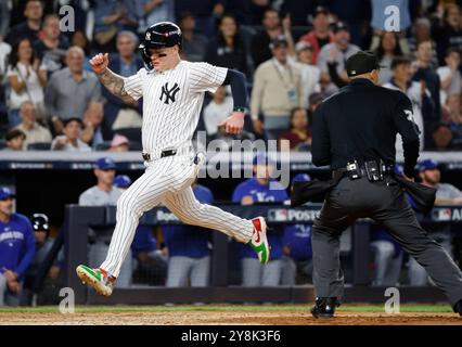 Bronx, Usa. Oktober 2024. New York Yankees Alex Verdugo erzielt im 6. Inning gegen Kansas City Royals im ersten Spiel der ALDS im Yankee Stadium am Samstag, 5. Oktober 2024 in New York City einen Lauf. Foto: John Angelillo/UPI Credit: UPI/Alamy Live News Stockfoto