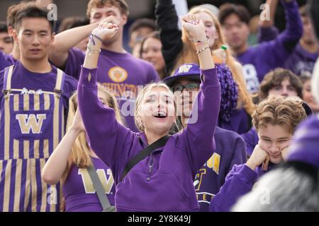 Seattle, Usa. Oktober 2024. Fans der Washington Huskies wurden vor einem College-Football-Spiel gegen die Michigan Wolverines am 5. Oktober 2024 im Husky Stadium in Seattle laut. (Foto Nate Koppelman/SIPA USA) Credit: SIPA USA/Alamy Live News Stockfoto