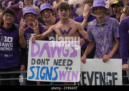 Seattle, Usa. Oktober 2024. Fans der Washington Huskies wurden vor einem College-Football-Spiel gegen die Michigan Wolverines am 5. Oktober 2024 im Husky Stadium in Seattle laut. (Foto Nate Koppelman/SIPA USA) Credit: SIPA USA/Alamy Live News Stockfoto