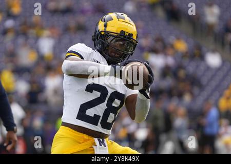 Seattle, Usa. Oktober 2024. Michigan Wolverines Running Back Benjamin Hall (28) wärmt sich vor einem College-Football-Spiel gegen die Washington Huskies am 5. Oktober 2024 im Husky Stadium in Seattle, Washington. (Foto Nate Koppelman/SIPA USA) Credit: SIPA USA/Alamy Live News Stockfoto