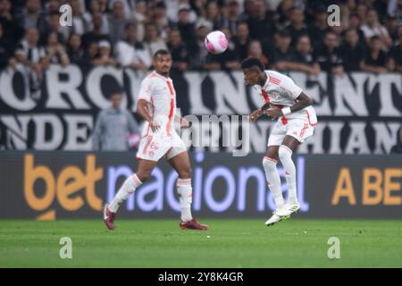 Sao Paulo, Brasilien. Oktober 2024. Vitao von Internacional führt den Ball während des Spiels zwischen Corinthians und Internacional für die brasilianische Serie A 2024 im Arena Corinthians Stadium in Sao Paulo am 5. Oktober 2024 an. Foto: Max Peixoto/DiaEsportivo/Alamy Live News Credit: DiaEsportivo/Alamy Live News Stockfoto