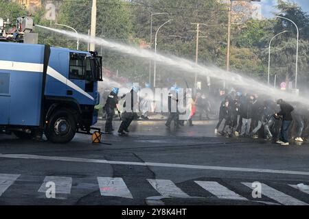 (241006) -- ROM, 6. Oktober 2024 (Xinhua) -- Demonstranten stoßen während einer pro-palästinensischen Demonstration in Rom, Italien, 5. Oktober 2024 auf die Polizei. Mehrere tausend pro-palästinensische Demonstranten versammelten sich am Samstag in Rom und forderten ein sofortiges Ende der Kämpfe und einen Waffenstillstand. Am Nachmittag kam es zu Auseinandersetzungen zwischen einigen Demonstranten und der Polizei, als die Demonstranten versuchten, die Kundgebung näher an das Stadtzentrum und über die Polizeikette hinaus zu bringen. Rund 30 Strafverfolgungsbeamte und drei Demonstranten wurden bei den Zusammenstößen verletzt, berichteten lokale Medien unter Berufung auf Quellen des Innenministeriums. Stockfoto