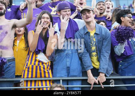 Seattle, Usa. Oktober 2024. Fans der Washington Huskies und der Michigan Wolverines während des zweiten Viertels eines College-Footballspiels im Husky Stadium in Seattle, Washington am 5. Oktober 2024. (Foto Nate Koppelman/SIPA USA) Credit: SIPA USA/Alamy Live News Stockfoto