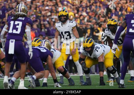 Seattle, Usa. Oktober 2024. Michigan Wolverines Quarterback Jack Tuttle (13) unterstand im zweiten Quartal eines College-Footballspiels gegen die Washington Huskies im Husky Stadium in Seattle, Washington am 5. Oktober 2024. (Foto Nate Koppelman/SIPA USA) Credit: SIPA USA/Alamy Live News Stockfoto